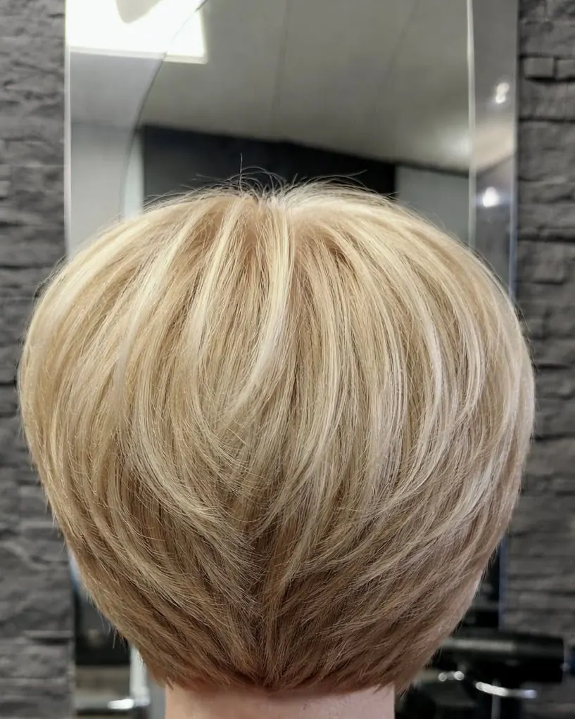 Carré court blond travaillé en dégradé — salon de coiffure à Calais