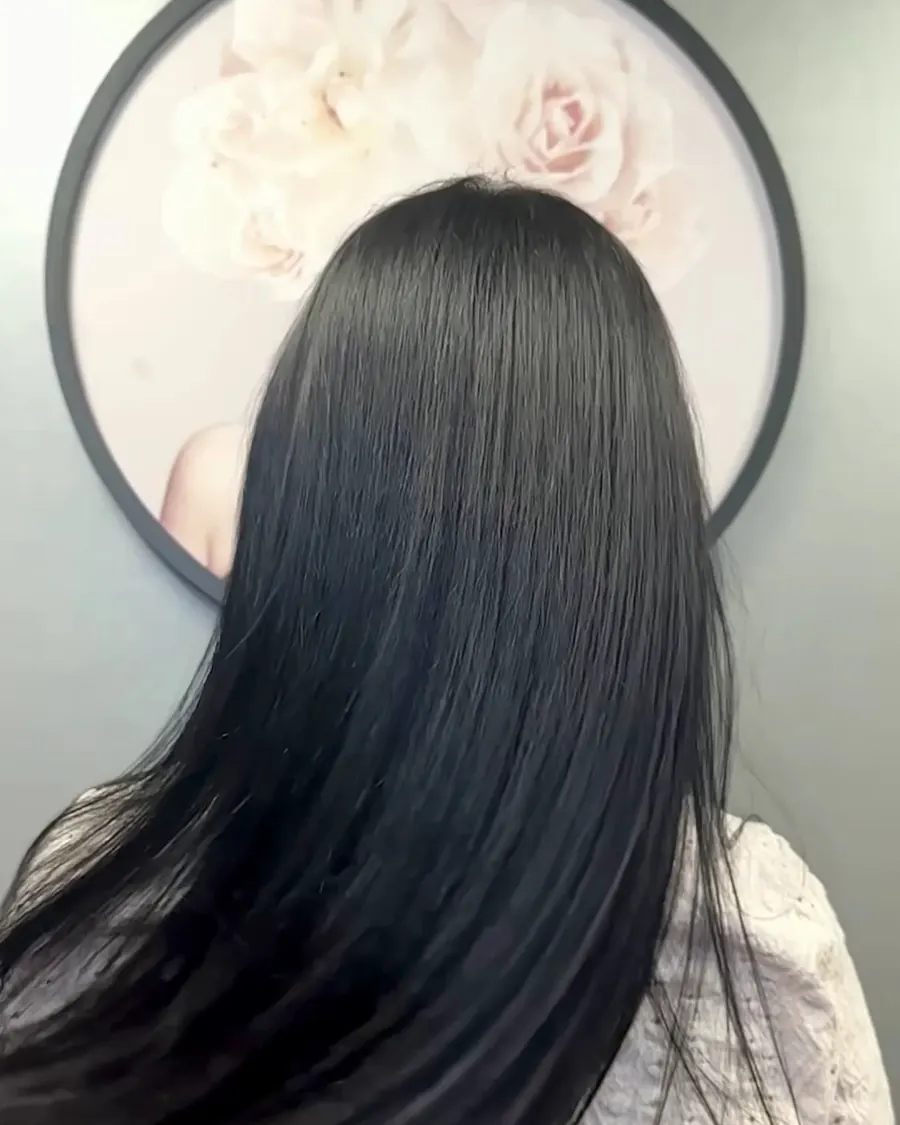 Longueurs brunes brillantes après coupe et soin — salon de coiffure à Calais