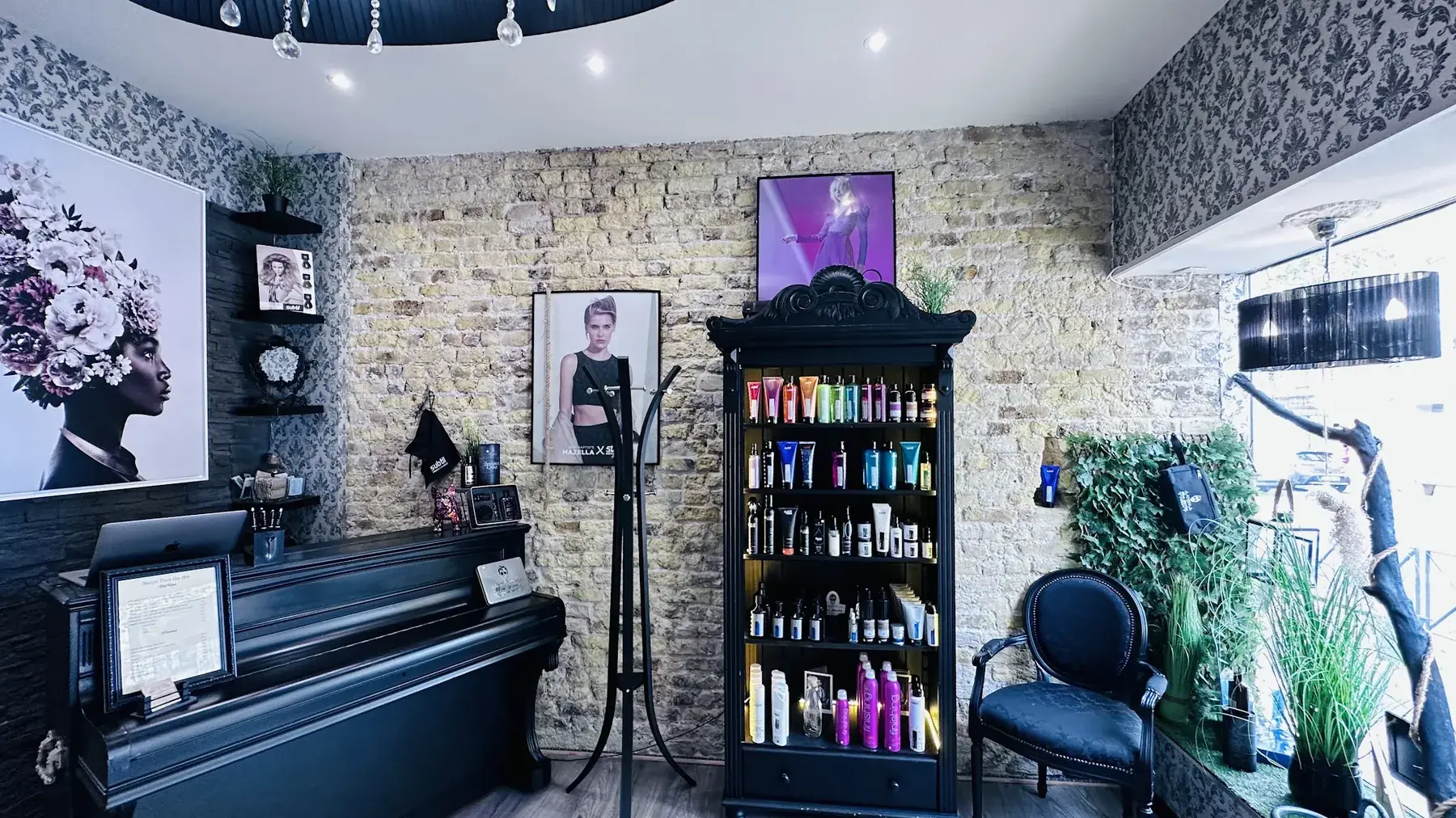 La salle du salon avec piano, lustre et mur de brique — Tout un Art à Calais