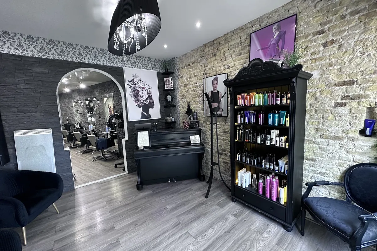 Les postes de coiffage et le miroir en arche du salon Tout un Art à Calais
